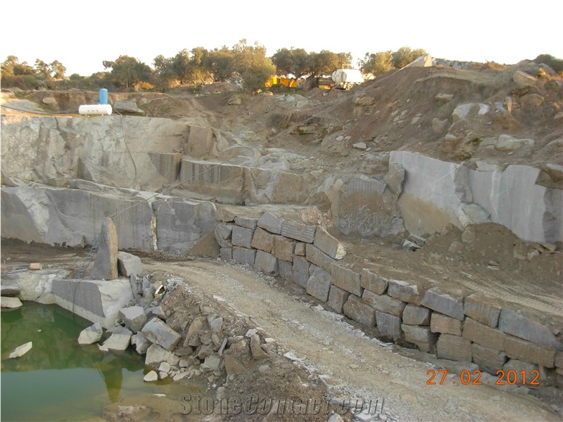 Negro Batalla Granite Quarry