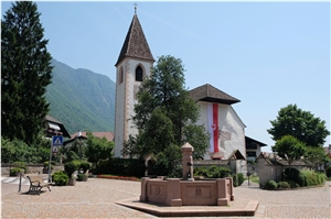 Sarner Porphyry Rosso Fountain