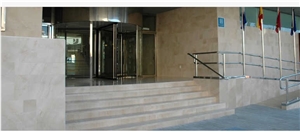 Piedra Crema Juneda Stair Steps, Risers