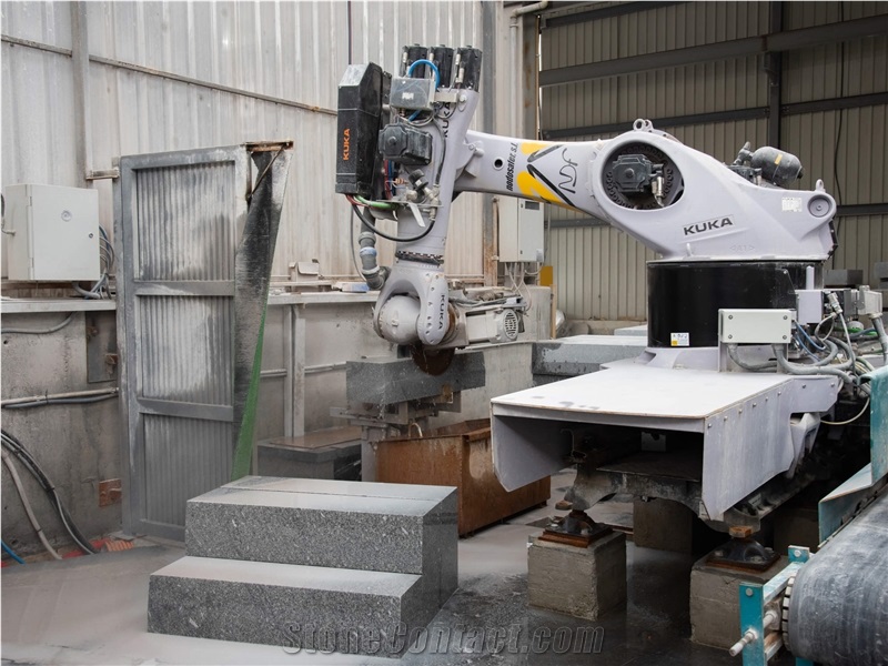 Robotic Cell With Linear Tracking - N.3530 Robotic Cutting Machine For Kerb Stone