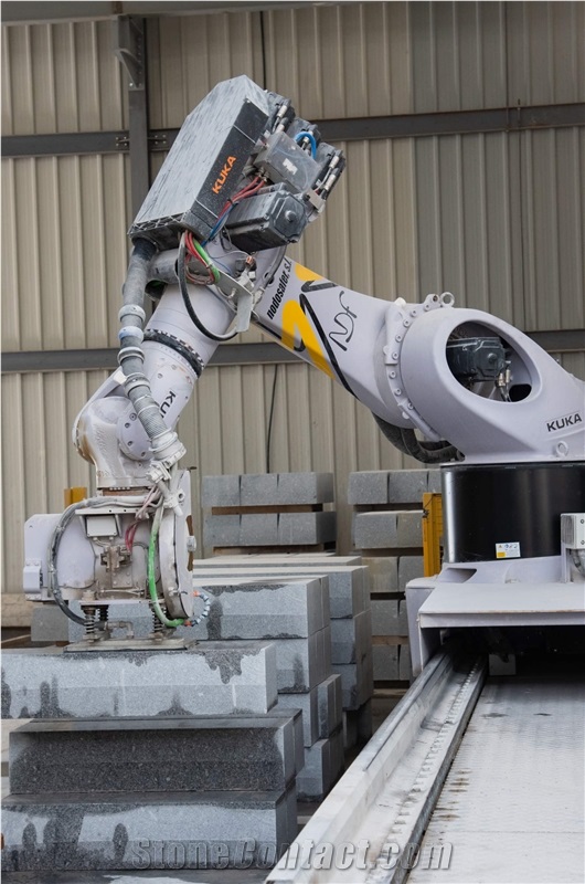 Robotic Cell With Linear Tracking - N.3530 Robotic Cutting Machine For Kerb Stone