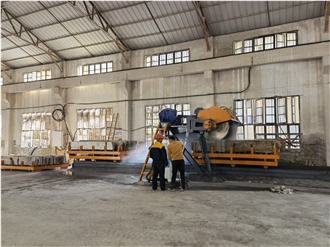 Slicing Machine For Kerbstone With Two Worktables