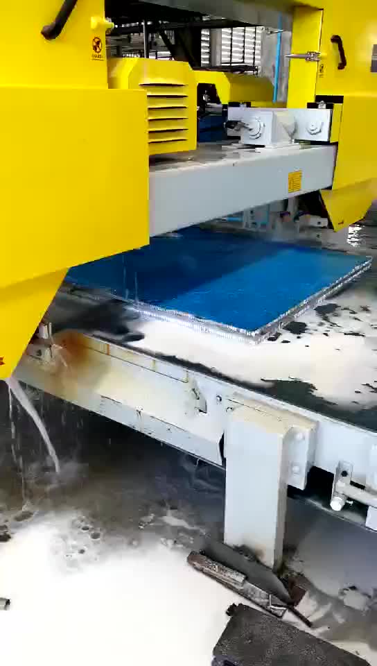 Thin slabs cutting machine with belt working table