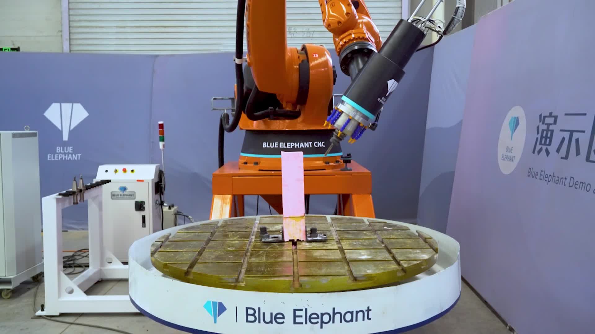 Popular 6 Axis Robotic Arm For Mold Furniture Industry In Germany DE