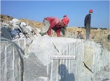 Rock Cracking Agent