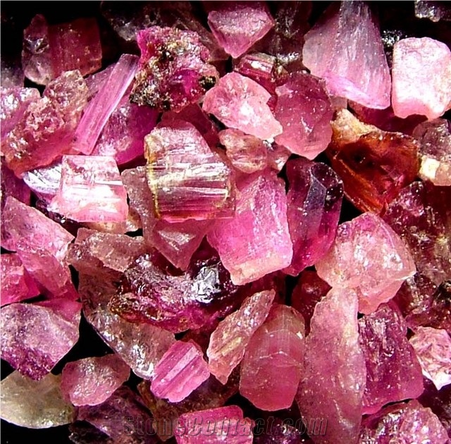 Розовые самоцветы. Розовый турмалин рубеллит. Розовый кварц турмалин камень. Турмалин рубеллит камень. Розовый турмалин кварцит.