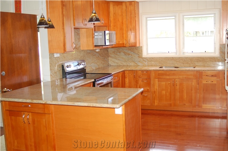 Verniz Tropical Granite Countertop And Cinnamon Maple Cabinets