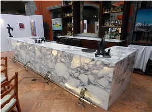 Arabescato Mossa Marble Bar Top and Ticul Dorada Limestone Flooring