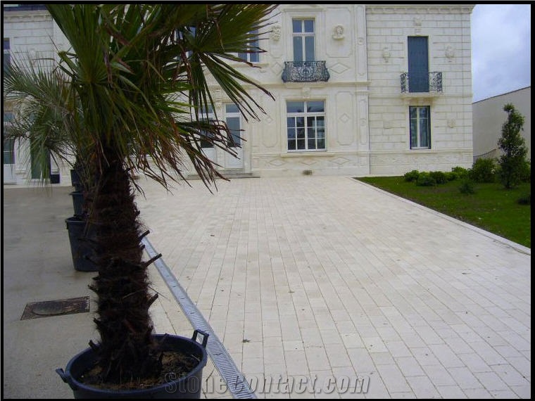 Beige Du Poitou Limestone Walkway Pavement