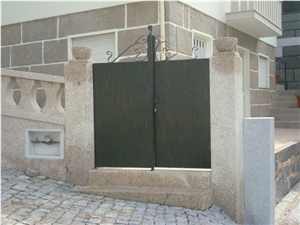 Amarelo Alpendurada Granite Gate Post
