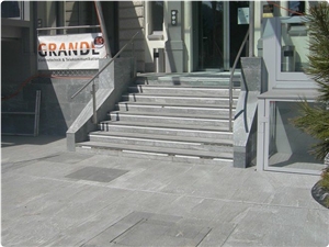 Split-Face Stones and Sandblasted Stair in Silber Grun