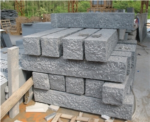 Flake Grey Granite Rough-Picked Kerbstone, China Dark Grey Granite Kerbs for Outside Road Stone