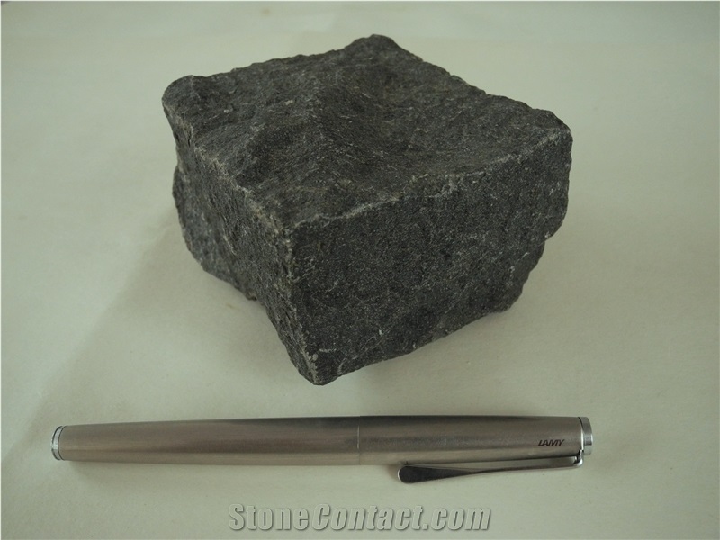 China Black Basalt Cube Stones in Customized Sizes