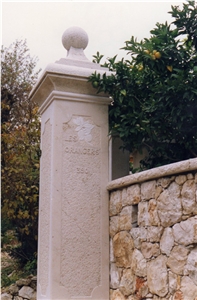 Pierre De La Sine Gate Post, Pierre De La Sine Gate Pillar