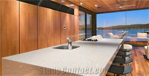 China Wholesaler Of Engineered White Quartz Stone Countertop with Iso/Nsf Certificate for Cut-To-Size Countertop/Flooring and Cladding, Using Recycled Materials, a Great Fit for Multifamily/Hospitalit