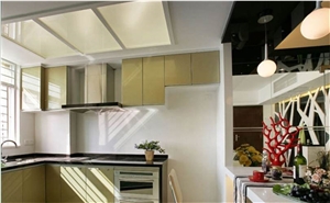 Supply Chinese White Cut to Size Quartz Stone Solid Surface Countertop with Bright Surface Non-Porous Standard Sizes 126 *63 and 118 *55 with Competitive Price and Quality More Durable Than Granite