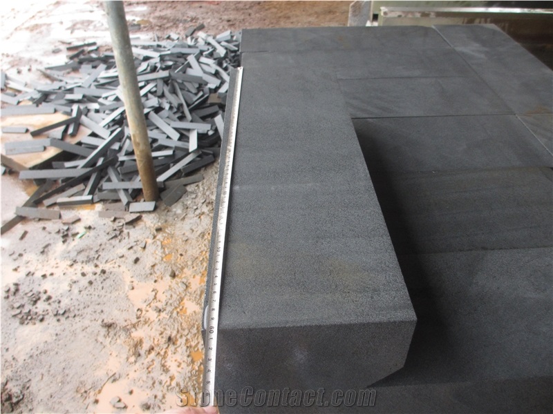 China Grey Andesite Cheap Hainan Black Basalt Kerbstone, Curbstone in Machine Cut/Sawn Cut for Road Side, Natural Building Stone with Bevel Edge, Quarry Owner Manufacturer in Competitive Prices