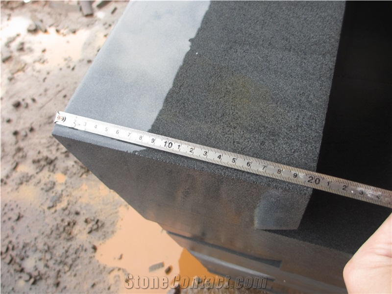 China Grey Andesite Cheap Hainan Black Basalt Kerbstone, Curbstone in Machine Cut/Sawn Cut for Road Side, Natural Building Stone with Bevel Edge, Quarry Owner Manufacturer in Competitive Prices