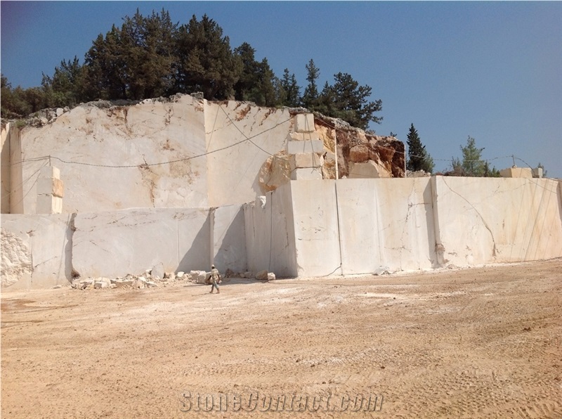 Luyi beige marble quarry