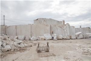 Sesemak Kanyon Beige Marble Quarry