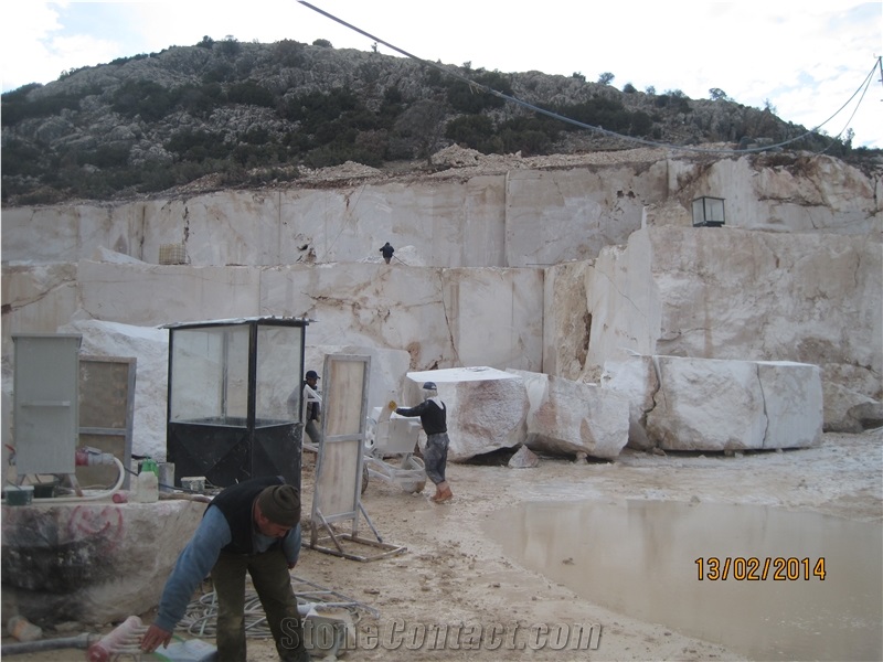 Isparta Tapisa Beige Marble Quarry