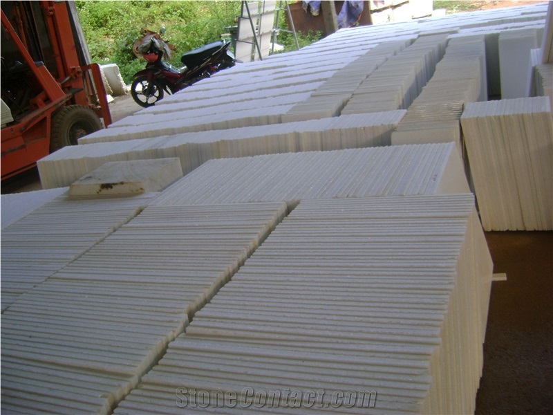 Crystal white marble quarry