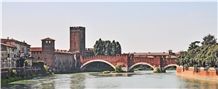 Buildings and streets of Verona's historic district (Italy) 意大利维罗纳老城区中心大楼及马路 