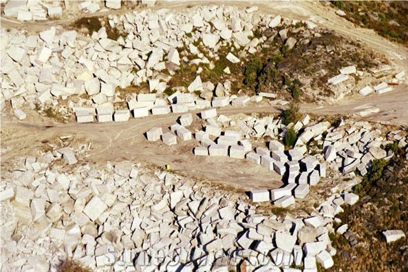 Gran Perla Granite Quarry located in Cabeceiras