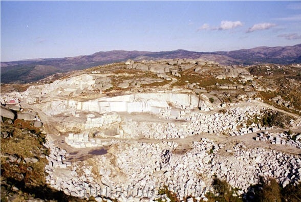 Gran Perla Granite Quarry located in Cabeceiras