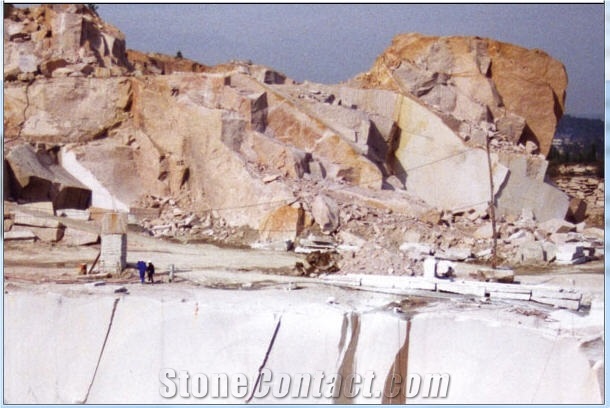 Rosa Porrino Granite Quarry located in O Porrino
