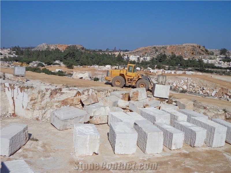 Semi Rijo do Arrimal Limestone Quarry
