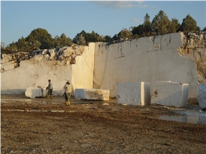 Cream Royal Marble Golpazari Quarry