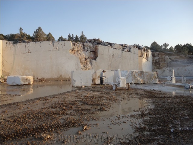 Cream Royal Marble Golpazari Quarry