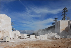 Crema Cloudy Limestone Quarry