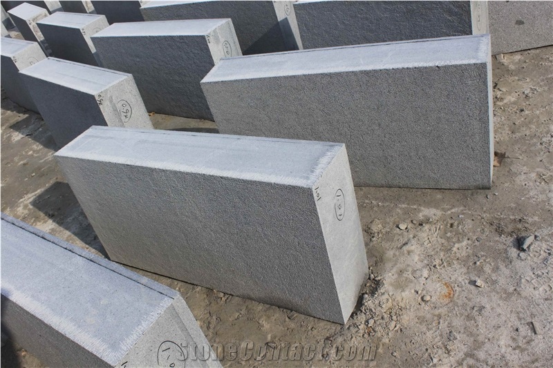 G370b Granite Kerbstone for Stairs Stand and Paving Top Bushhammered Sides Rough Flamed