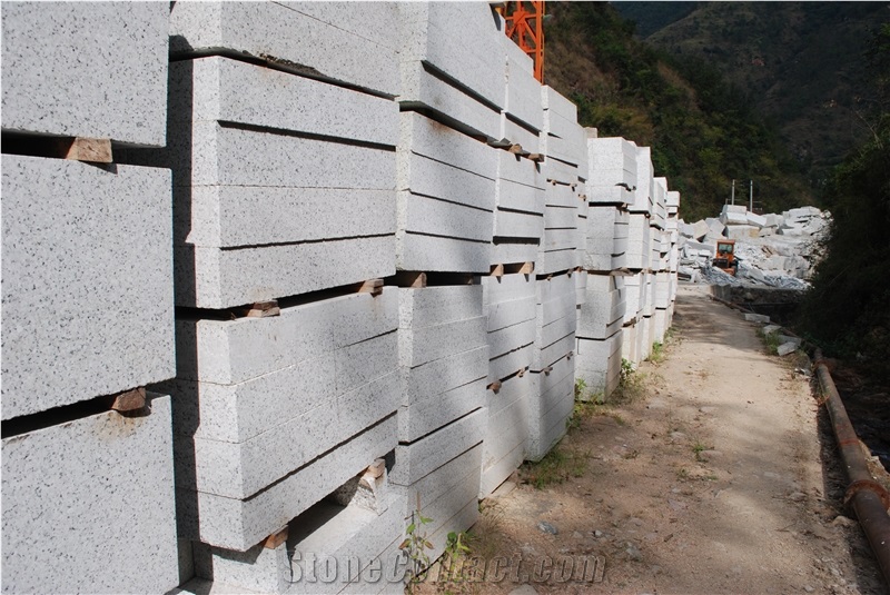 G5137 White Granite Block ,Chinese Cheap Granite ,White Granite . Can Be Used for Garden ,Outdoor ,Wall , Floor .Can Supply Blocks ,Slabs ,Tiles ,And Different Surface .