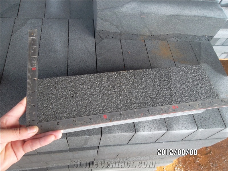 China Andesite Road Stone, Cheap Grey Basalt Kerbstone, Curbstone Surface in Bush Hammered Finish