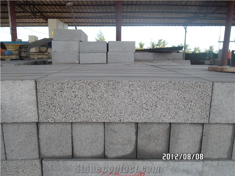 China Andesite Road Stone, Cheap Grey Basalt Kerbstone, Curbstone Surface in Bush Hammered Finish