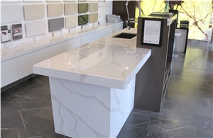 A Quality Calacatta White Marble Look Quartz Stone Solid Surfaces Polished Slabs Tiles Engineered Stone Artificial Stone Slabs for Hotel Kitchen,Bathroom Backsplash Walling Panel Customized Edge
