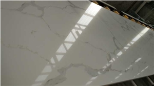 China Engineered Quartz Stone Calacatta White Combines Performance and Design through the Use Of Innovative Technology and Recycled Materials Easy-To-Clean and Resistant to Stains,Heat and Scratches