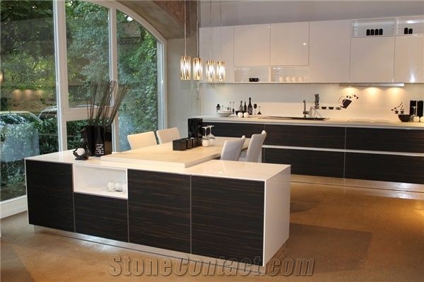 Luxury Interior Design with Black Quartz Stone Solid Surface Kitchen Countertop Non-Porous and Easy to Clean and Maintain Directly from China Manufacturer with Iso/Nsf Certificate at Good Price Thickn