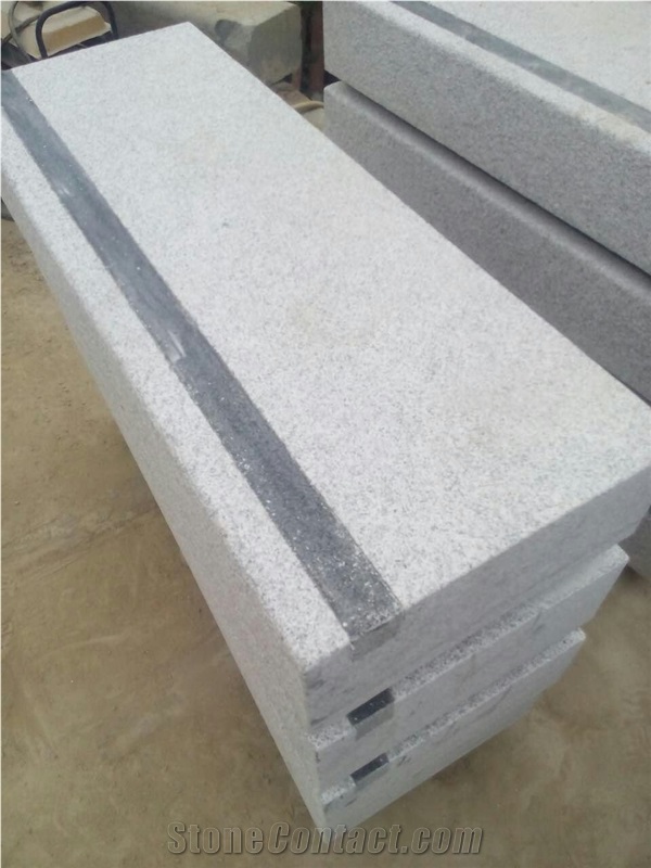 G375 Light Grey Granite Step Stairs Setment Fine Picked Bushhammered Surface with Dark Step Chips