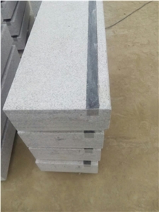 G375 Light Grey Granite Step Stairs Setment Fine Picked Bushhammered Surface with Dark Step Chips
