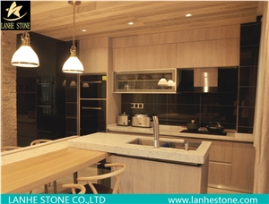 Carrara White Veined Quartz Stone Surfaces Kitchen Countertops with High Gloss and Hardness