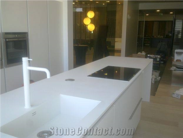 Quartz Countertop with Integrated Sink