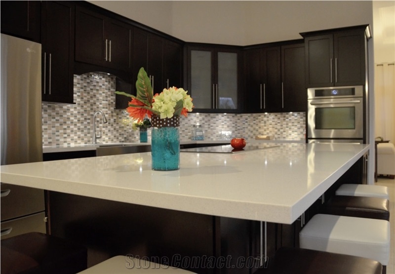 White Quartz Stone Kitchen Quartz Surfaces for Countertops Island Tops Bar Tops Used in Interior Renovations from China Available in Customized Sizes