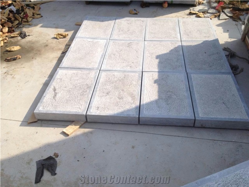 China Blue Limestone a Grade Chisled Grooved Bushhammered Surface Paving Cube Stone Slabs