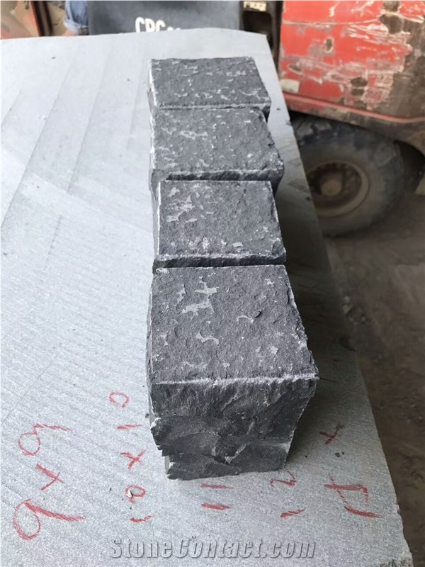G685 Zhangpu Black Granite Natural Split Cobble Stones Paving Competitive Prices