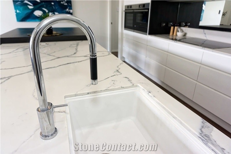 Crack Resistance Engineered Stone Calacatta Quartz Stone Countertop Solid Surface Sheets in 2-3cm Thick