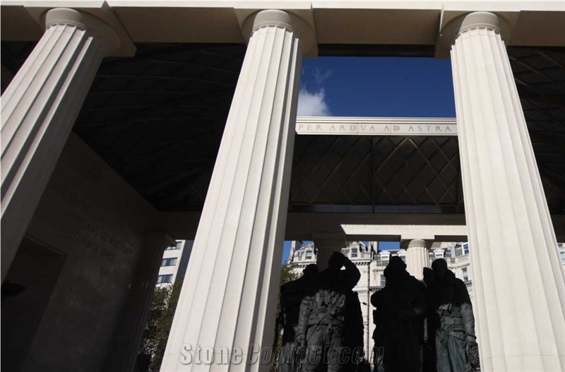 Bomber Command Memorial Column, Facade